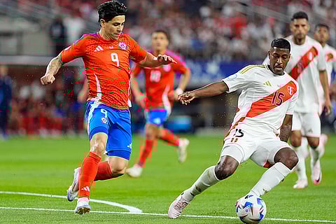 Miguel Araujo y Víctor Dávila pelean por el balón